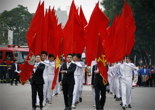 10,000 young people walk to support Japanese victims